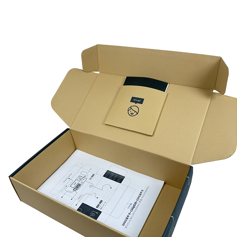 Geschenkbox aus Wellpappe mit Zubehör und individuell gestalteter Schutzeinlage
