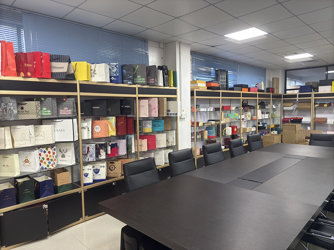 Salle d'échantillons de HS Packfactory présentant des sacs en papier, des boîtes rigides, des emballages en carton ondulé et des cartons imprimés