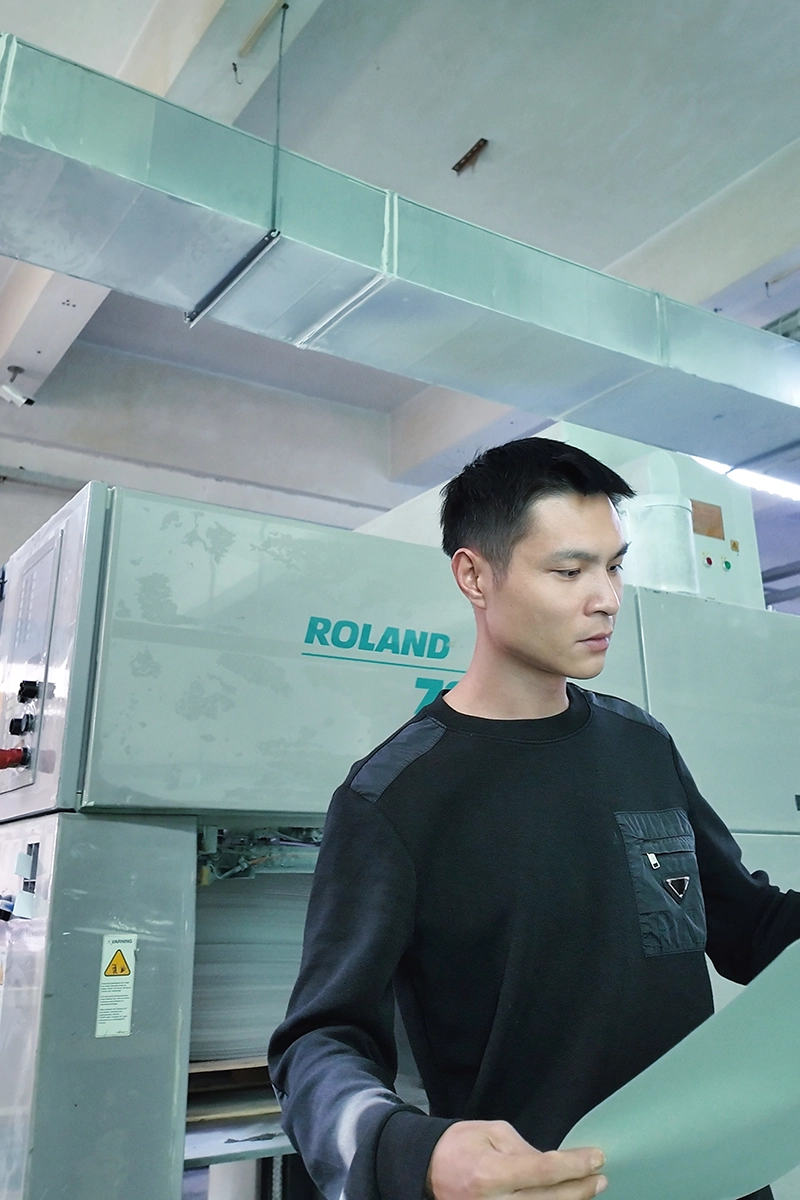 Jun Zheng, responsable de la production, vérifie la qualité de la production des emballages personnalisés