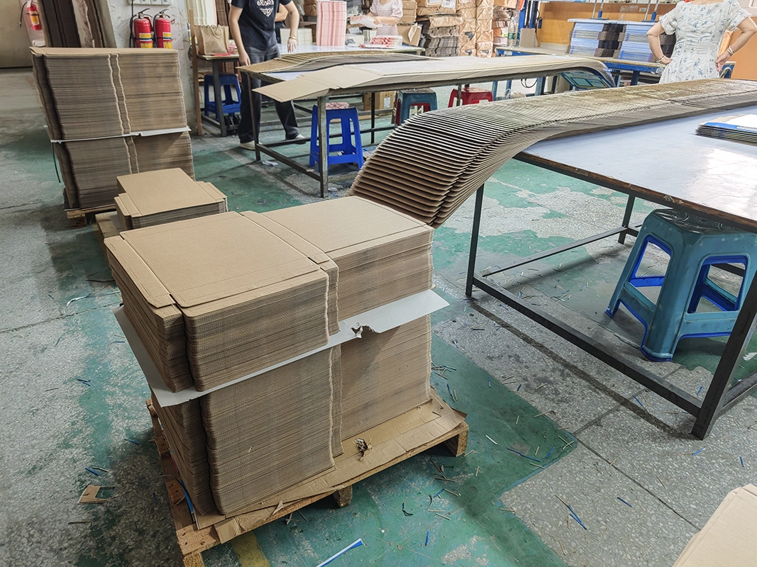 Atelier de collage et de formage de boîtes pour boîtes pliantes sur mesure