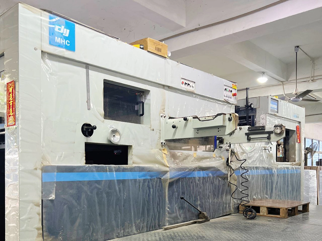 Machine automatique de découpe et de rainage à plat pour boîtes pliantes