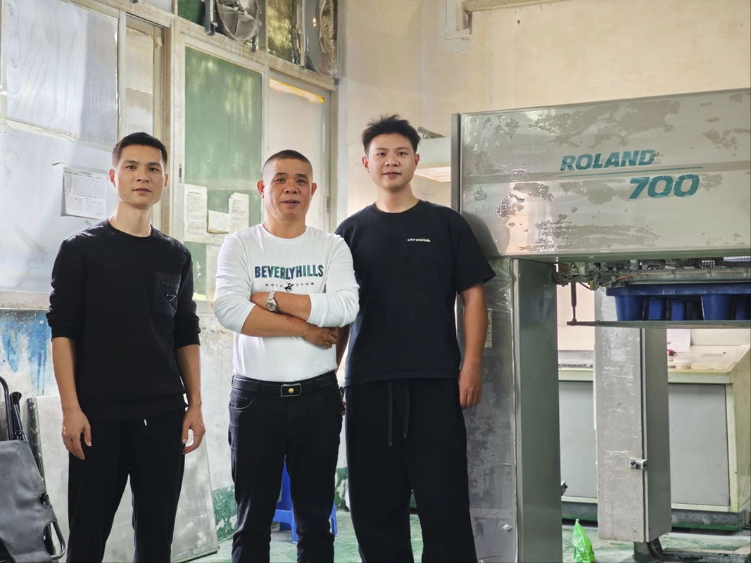 Fondateur de HS PACKFACTORY et équipe de direction de Sons Fondateur de HS PACKFACTORY et équipe de direction de ses fils à l'intérieur de l'atelier d'impression