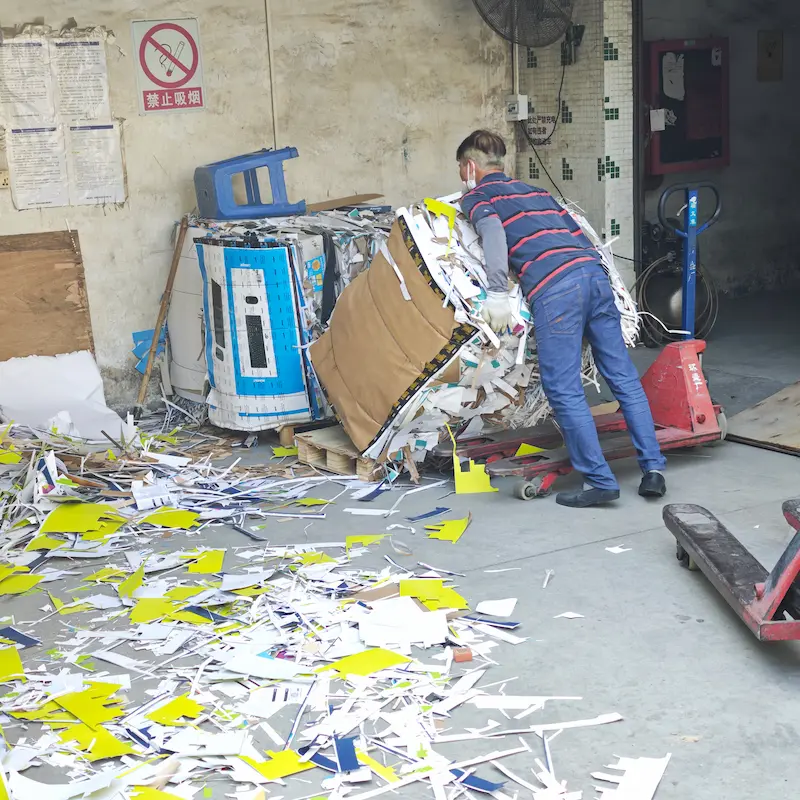 Gesammelte Papierabschnitte für das Recycling während der Produktion nachhaltiger Verpackungen